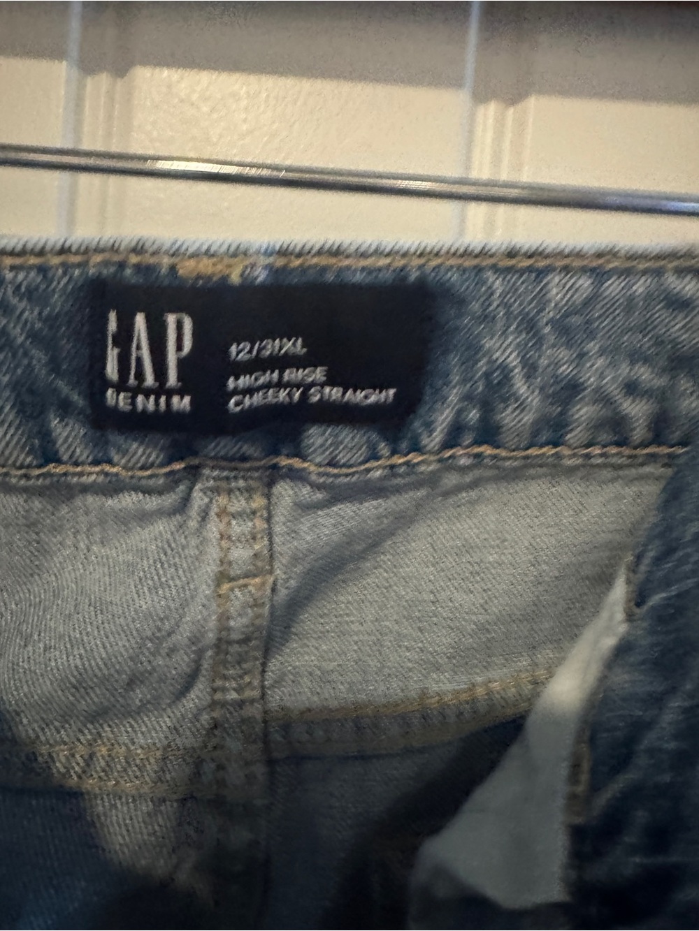 GAP High-Rise  cheeky straight jeans Distressed Jeans - Light Wash - Picture 5 of 5